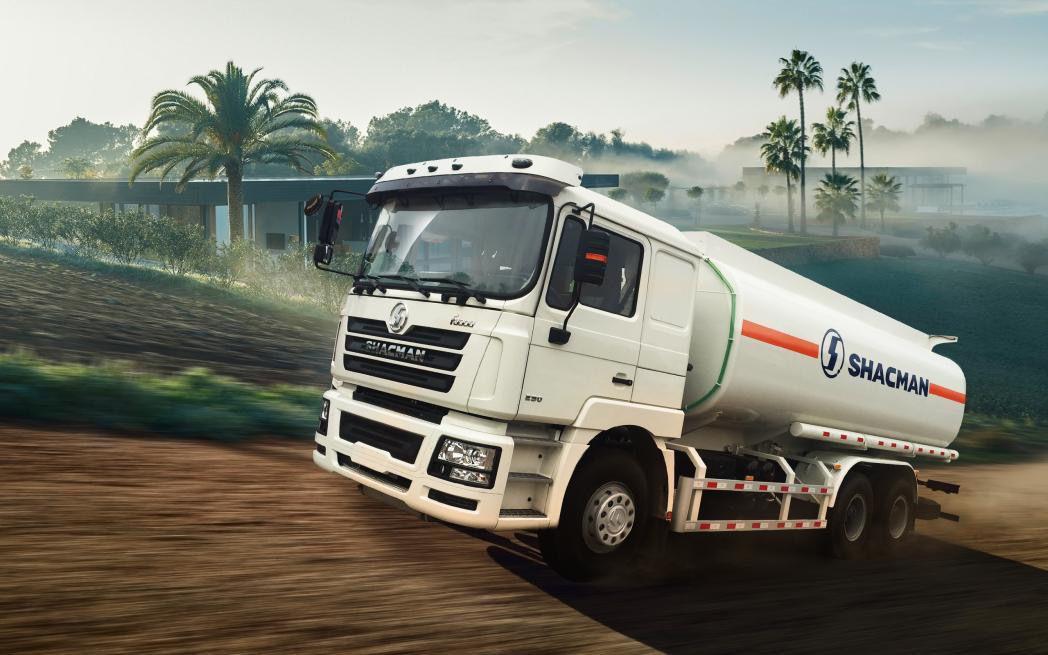 Vous recherchez un camion-citerne robuste, fiable et prêt à travailler ? Ce FOTON AUMAN C 6x4 est une excellente solution pour le transport d'eau, de carburant ou d'autres liquides.