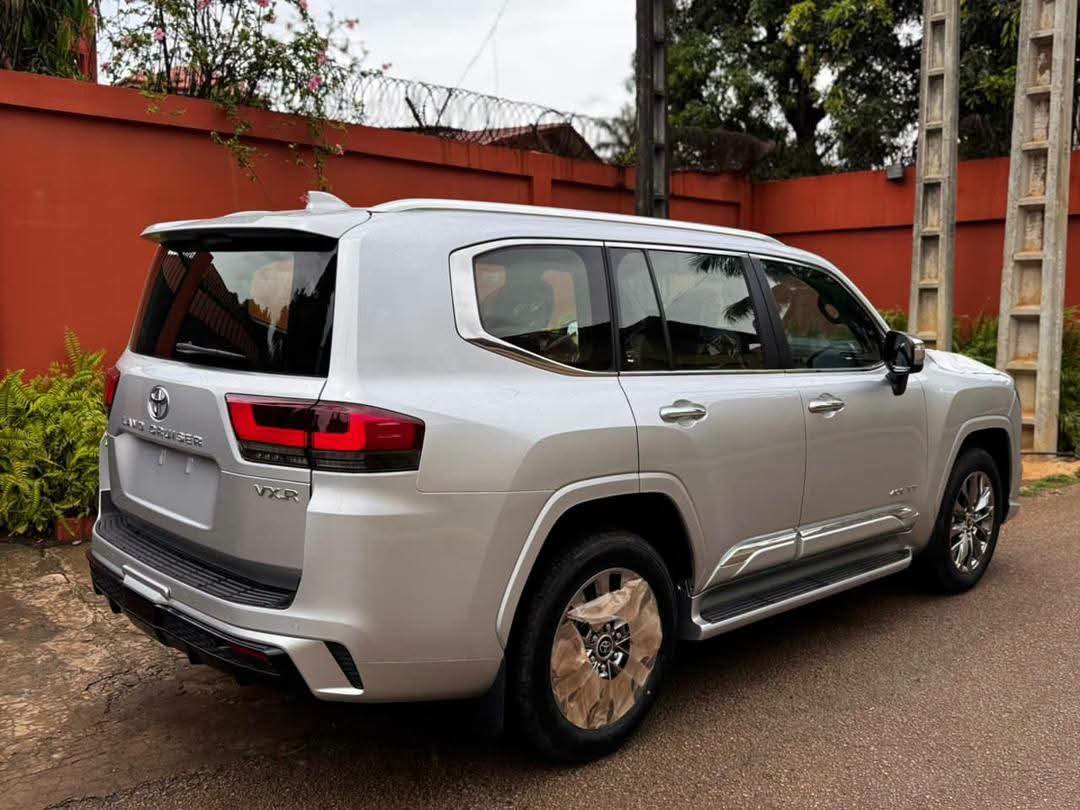 Toyota Land cruiser 300 VX 2025